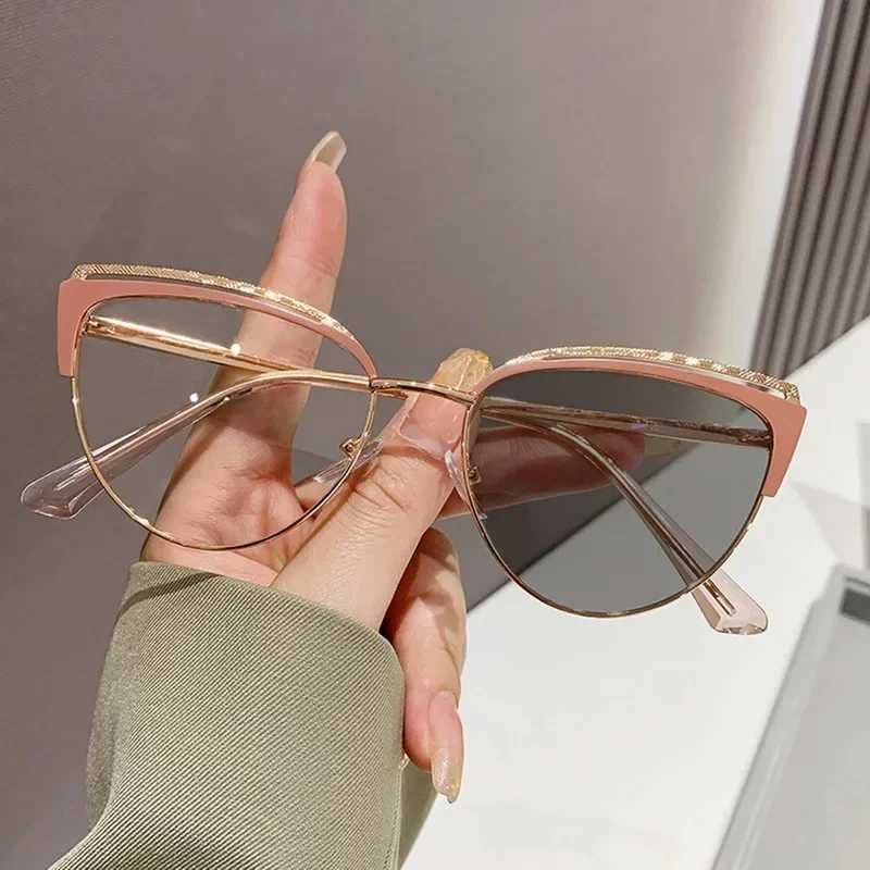 Fashion Cat Eye Anti Blue Light Photochromic Glasses Women Vintage Triangle Metal Frame Color Change Eye Protection SpectaclesX241008