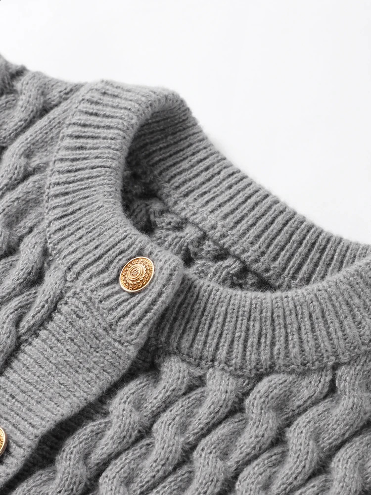 Comfortable solid knitted cardigan womens slim fit single chest Oneck short sleeved sweater autumn full matching 241007