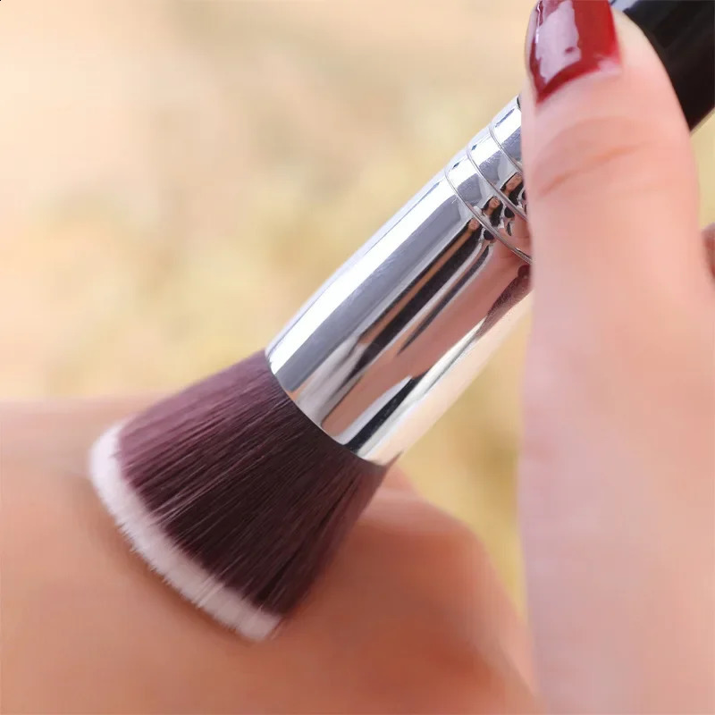 Single sided flat head liquid base brush Single sided flat head loose powder base brush Beauty tools Makeup brush 241008
