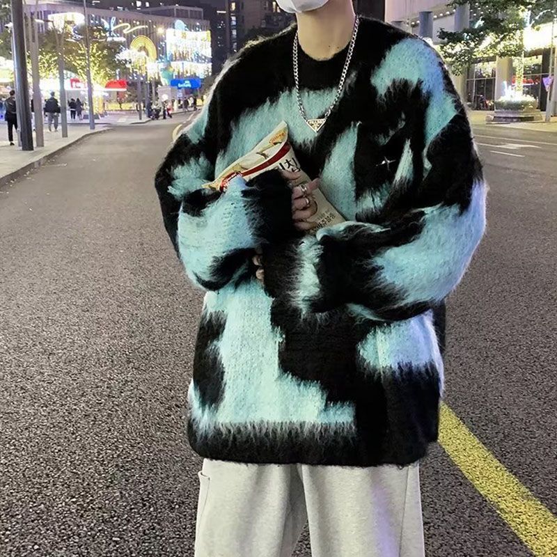 Pink sweater both men women, with a lazy luxurious style. Wearing trendy outerwear for autumn and winter 2023, new products will be thickened
