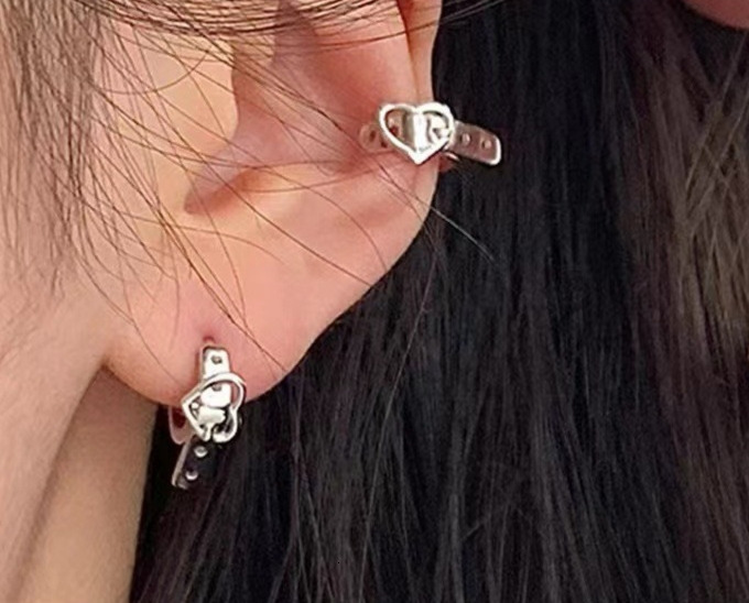 Earstuds with a niche design, plated earrings, 2024 new model, heart-shaped bone ring, ear buckle, sier needle earrings for women