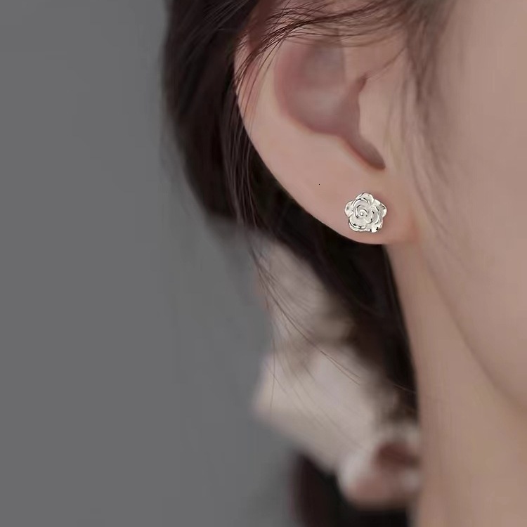 Pure sier needle mountain camellia 2024 new light high-end for niche women's earrings