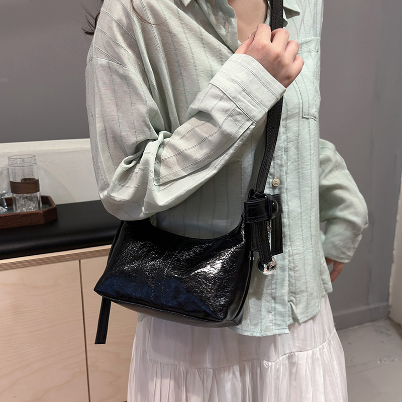 Small Niche Design, Oil Wax Leather Material, Bell Decoration, 2024 New Temperament Women's Handbag, Pillow Bag, Dumpg Bag