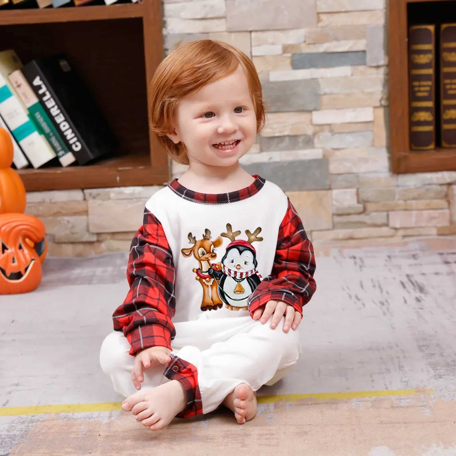 New 2024 Family Matching Set Cartoon Penguin Printed Christmas Pajama Set Casual 2-piece Set Casual Clothing Baby jumpsuit Christmas Appearance W24100