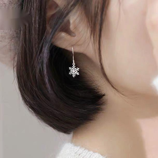 Hollow snowflake sier needle simple personalized, small fresh short earrings, exquisite temperament, versatile and cool style earrings