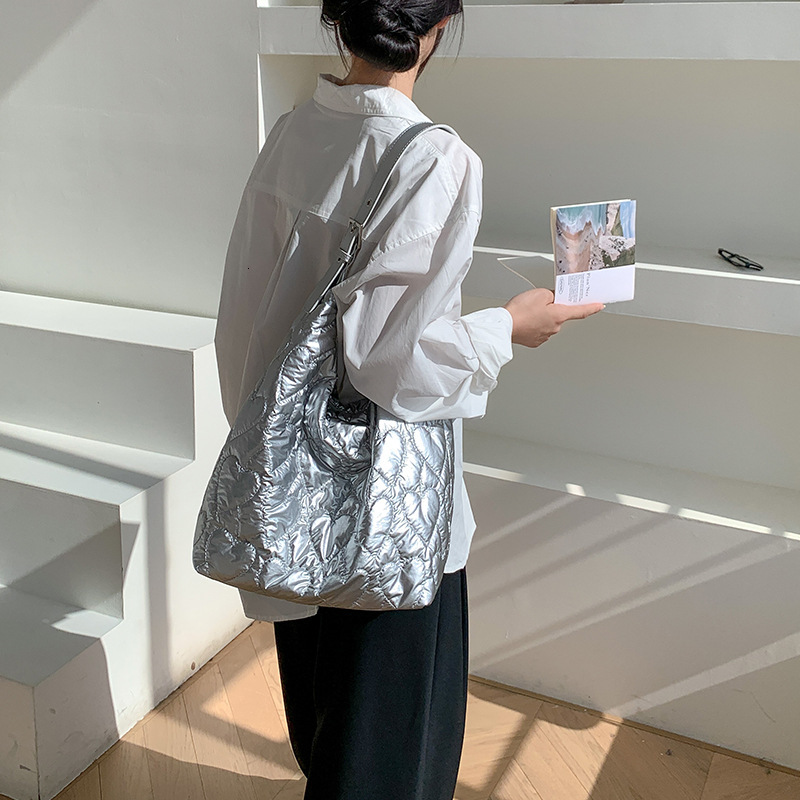 2024 new autumn Japanese and Korean niche trend underarm tote women's heart-shaped embroidered thread personalized shoulder bag, large capacity