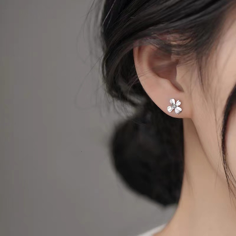 Pure sier needle four leaf wer women's minimalist niche design, high-end earrings, exquisite and urious earrings
