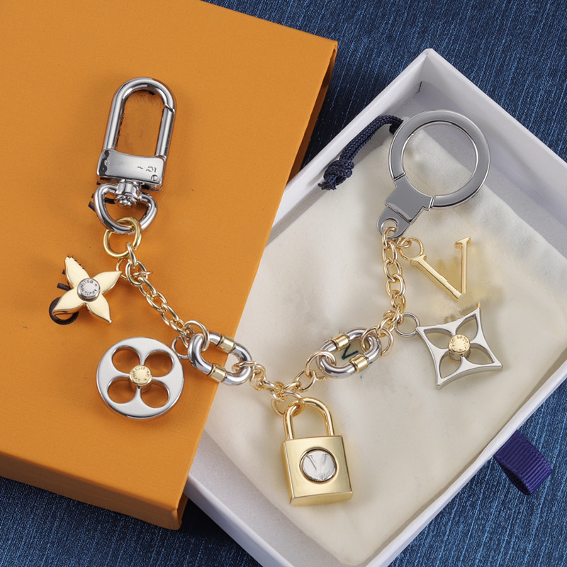 Avec des clés de luxe Luxury Lanyards High Qualtiy Brand Designer Keychain Purse Pending Car Chain Charm Sac