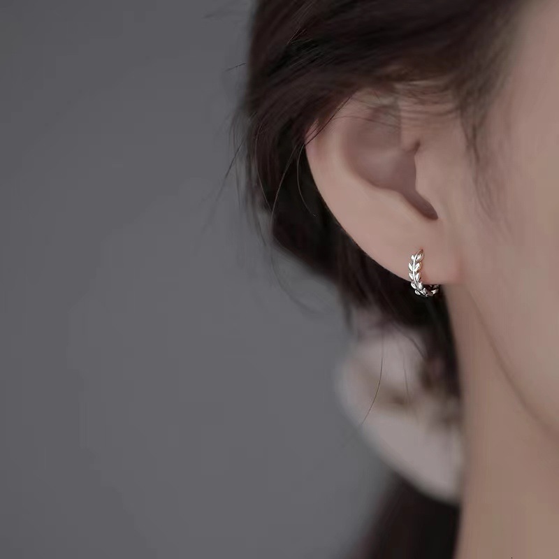 Pure sier needle tree bud with niche design, 2024 new earrings for women