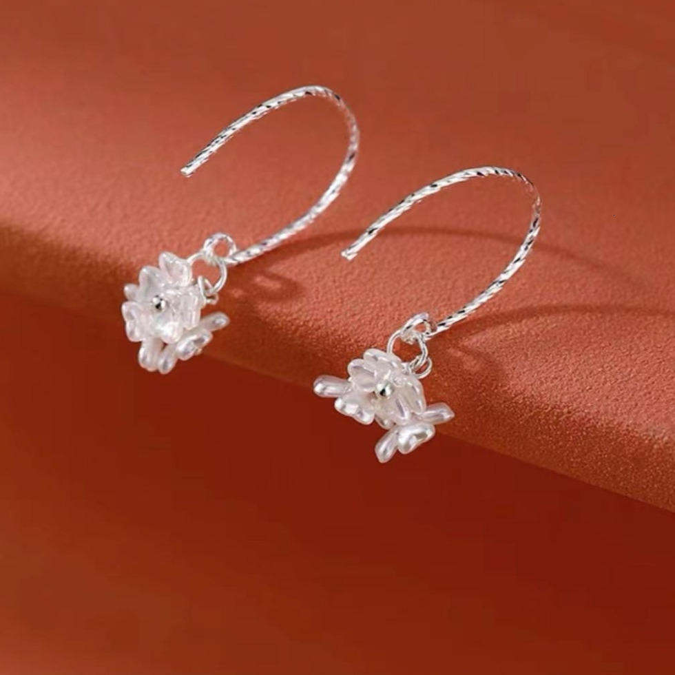 needle wer for women 2024 new style, niche, high-end, light and earrings