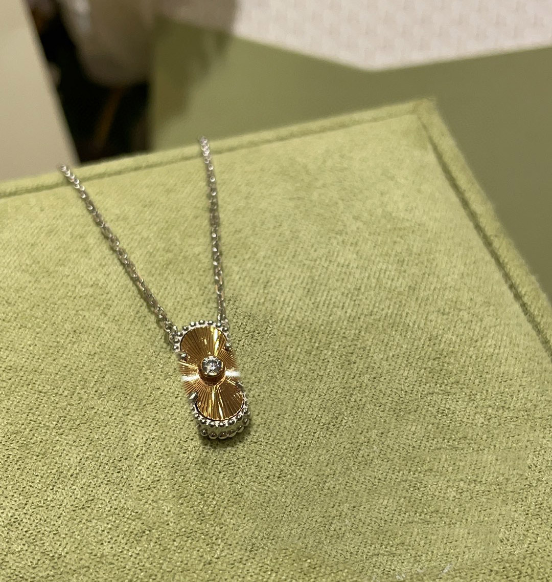 2024 Luxury quality charm pendant necklace with diamond in two colors plated have stamp box PS6560