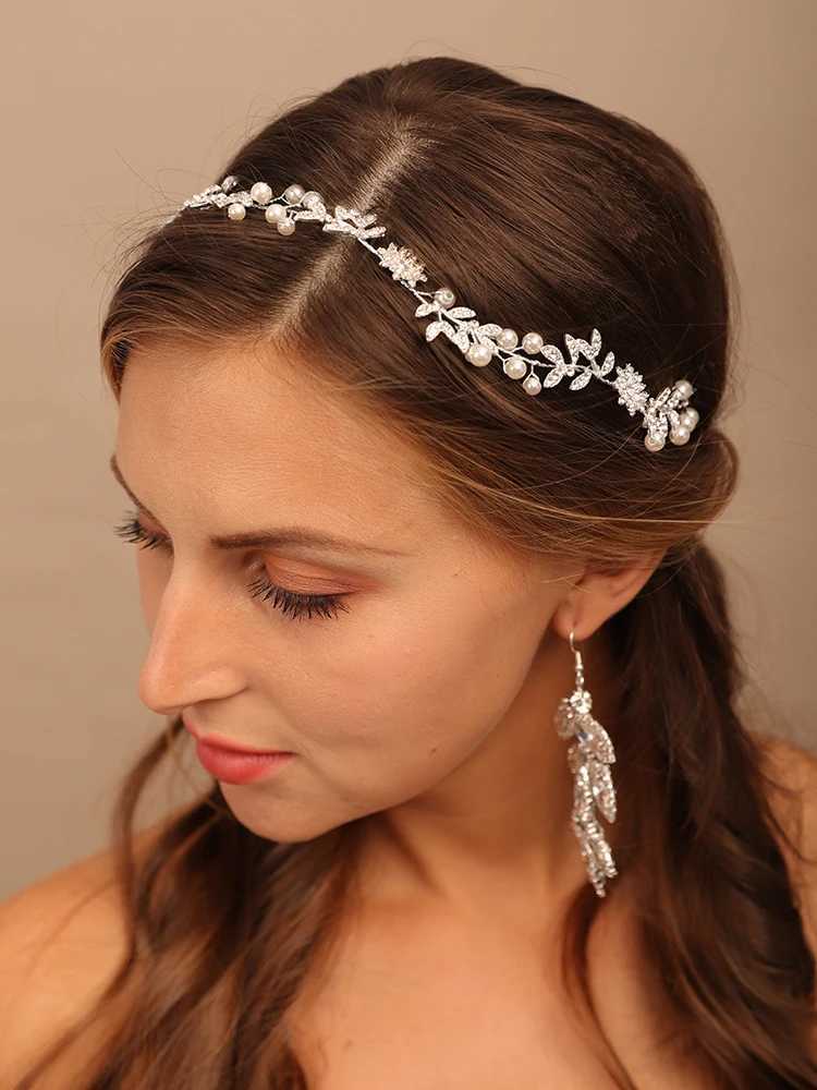 The bride wears rhinestone flower headbands pearl hair jewelry wedding hair accessories handmade dance hair accessories W241007