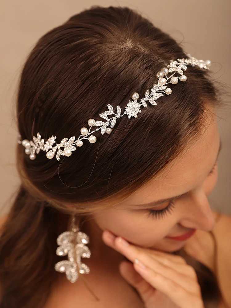 The bride wears rhinestone flower headbands pearl hair jewelry wedding hair accessories handmade dance hair accessories W241007