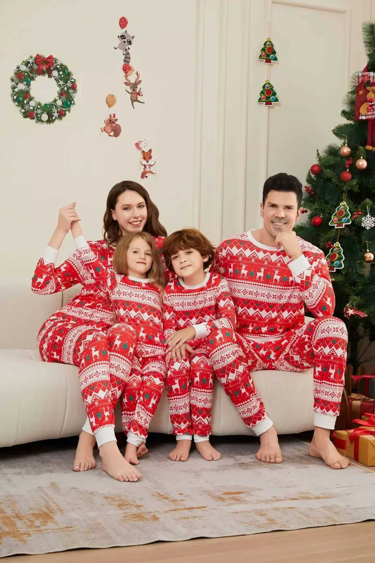 2024 New Family Full Print Pajama Set for Adults Children Infants Dogs Home Clothing Pajamas Christmas Appearance W241008