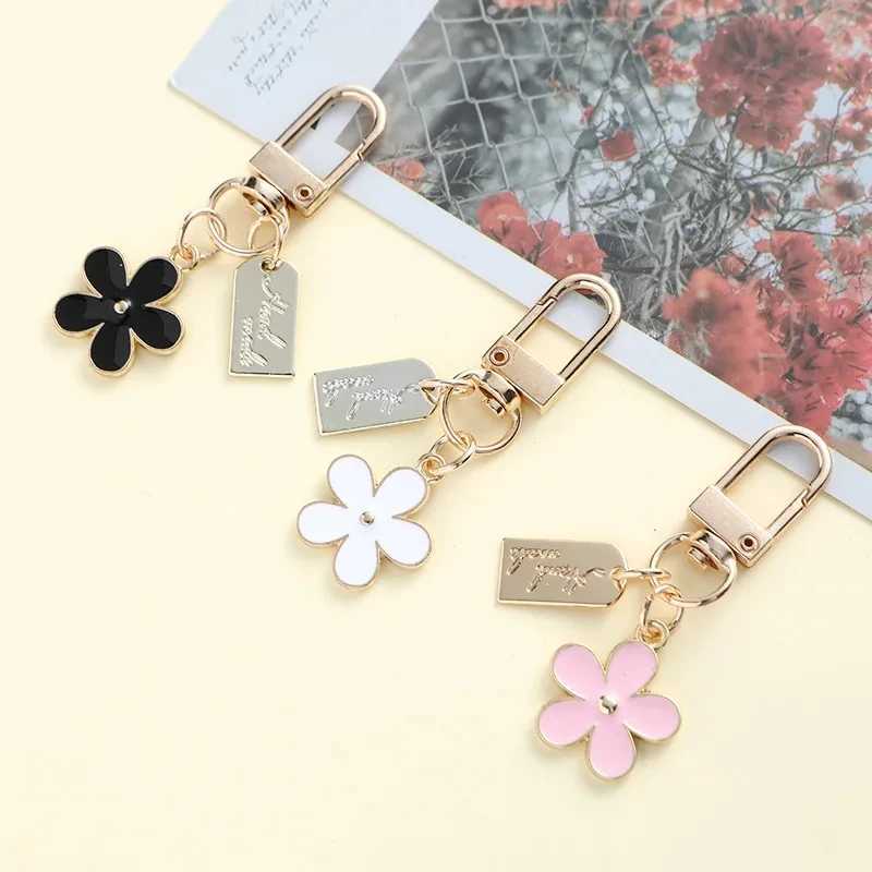 New INS Style Daisy Flower Keychain Pink White Black Enamel Metal Pendant Women Key Chain Ring Bag Charms DIY AccessoriesX241008