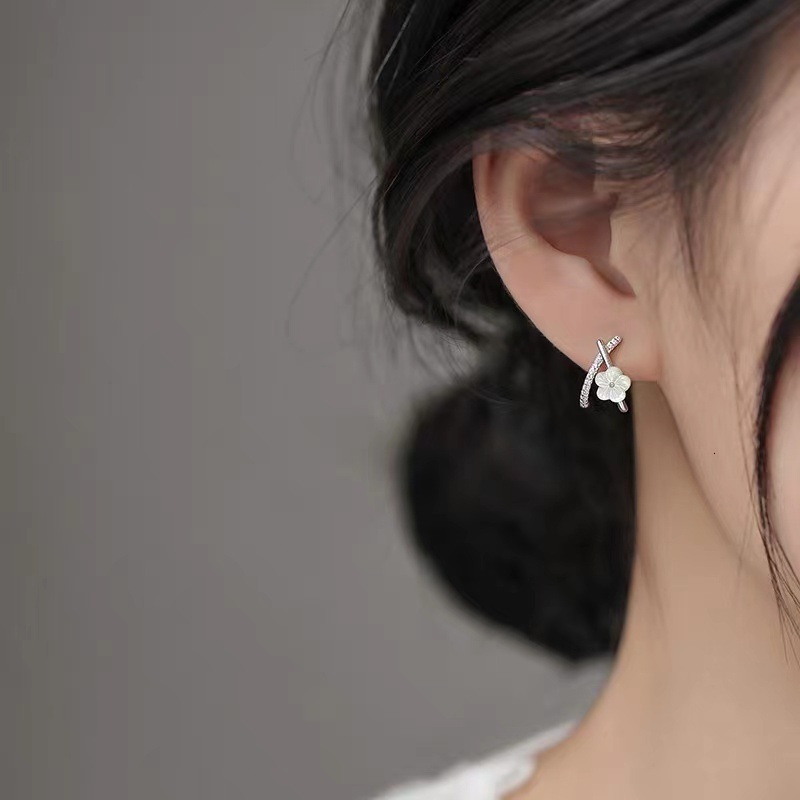 needle wer 2024 new niche design light for women's earrings