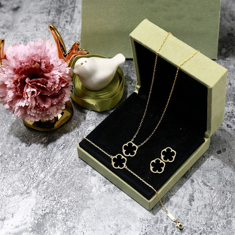 Brand Clover Necklace Bracelet Earring Set High Quality Mother Shell Single Flower Medium Pendant Necklace Designer Jewelry Set