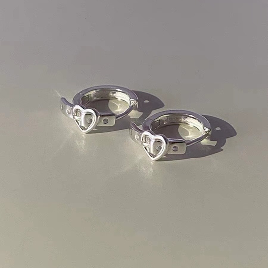 Earstuds with a niche design, plated earrings, 2024 new model, heart-shaped bone ring, ear buckle, sier needle earrings for women
