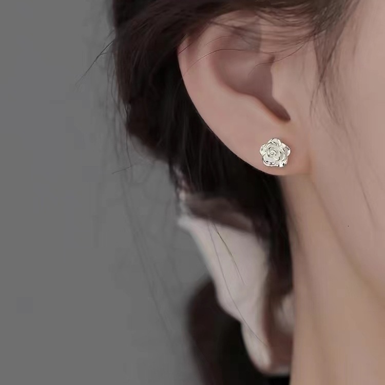 Pure sier needle mountain camellia 2024 new light high-end for niche women's earrings