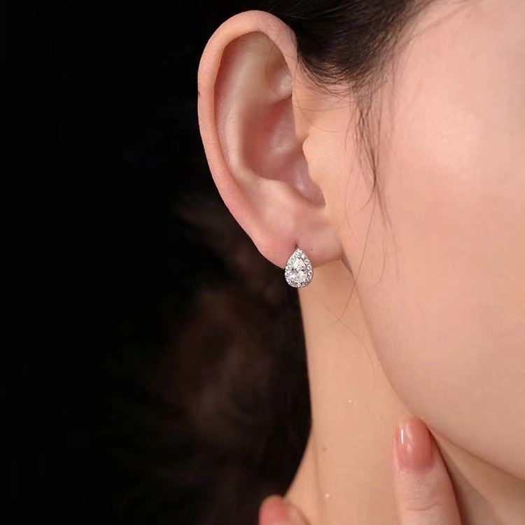 Pure sier needle, simple sparkg dia, water droplet female ear buckle earrings, niche design, light commuting accessories