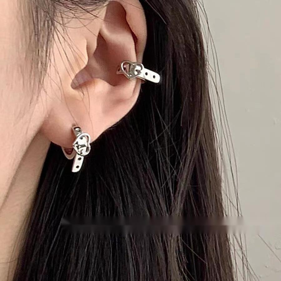 Earstuds with a niche design, plated earrings, 2024 new model, heart-shaped bone ring, ear buckle, sier needle earrings for women