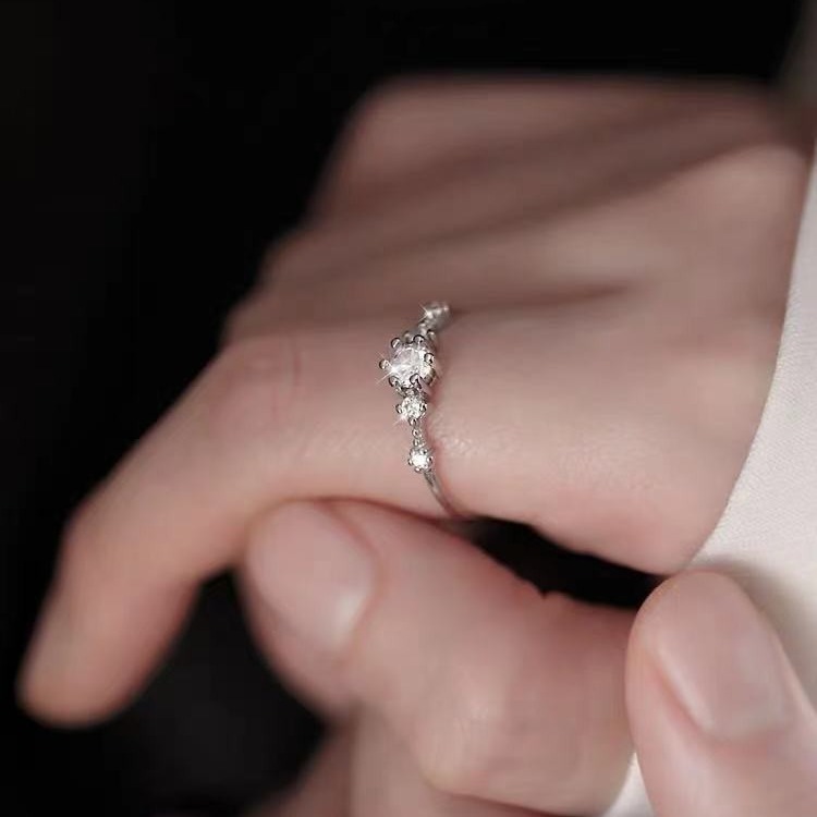 New exquisite luxurious niche design women's sparkling diamond ring, index finger and tail ring adjustable according to shape