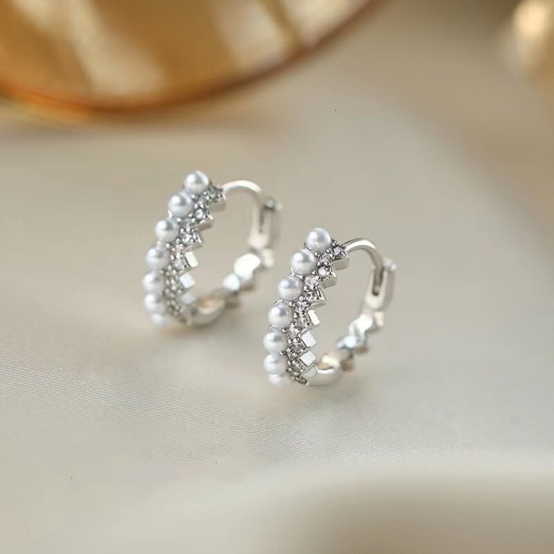 Pure sier needle pearl 2024 new item, niche, light , high-end feeg earrings for women