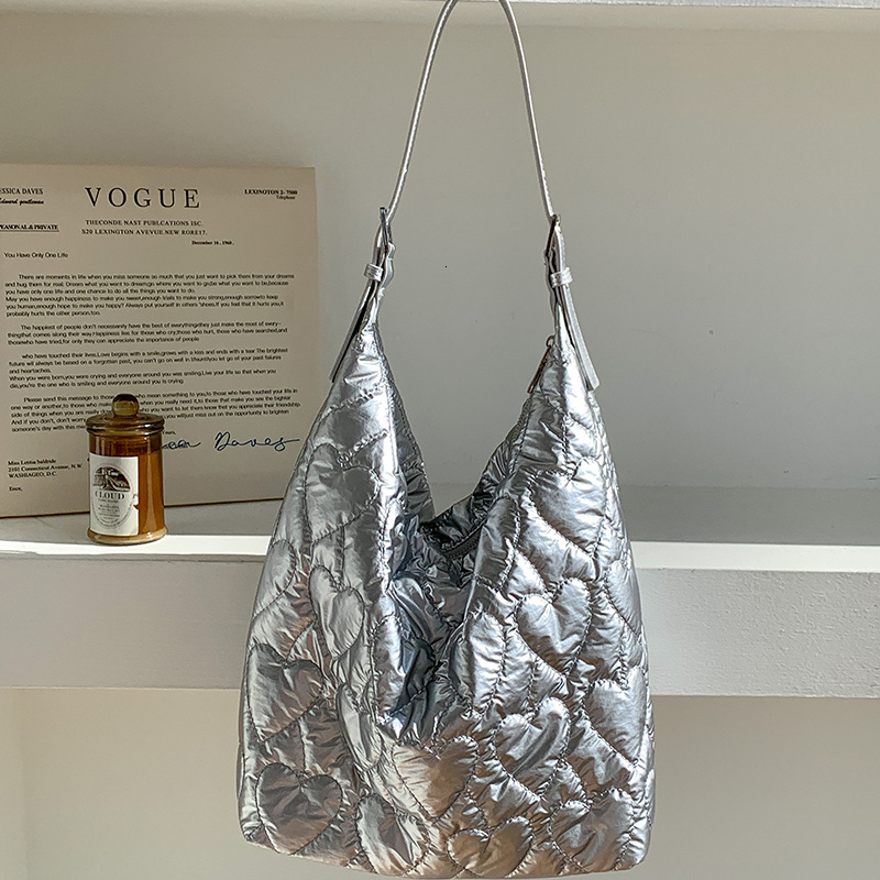 2024 new autumn Japanese and Korean niche trend underarm tote women's heart-shaped embroidered thread personalized shoulder bag, large capacity