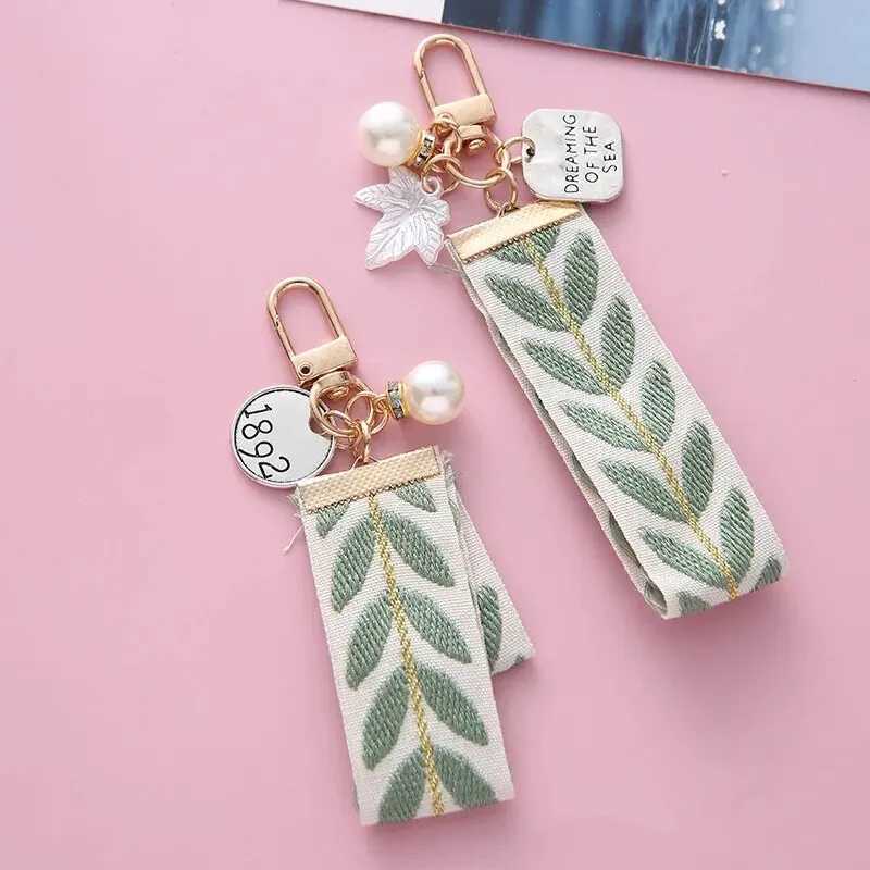 Elegant Leaf Pattern Wristlet Keychain Cute Pearl Shell Pendant With Keyrings and Strap For Women Keys Phones Wallets DecorationX241008