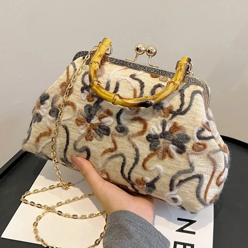 2024 Womens Velvet Shell Clip Chain Shoulder Bag er Ball Cross Body Bag Black Flower Handbag and Wallet 241008