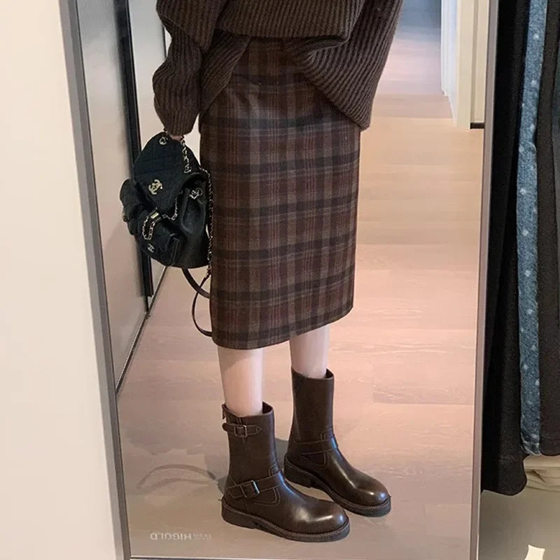 Autumn and Winter Fashion Button n Womens Round Head Boots Small Thick Heels Height Increase Short Leg Womens Boots 241007