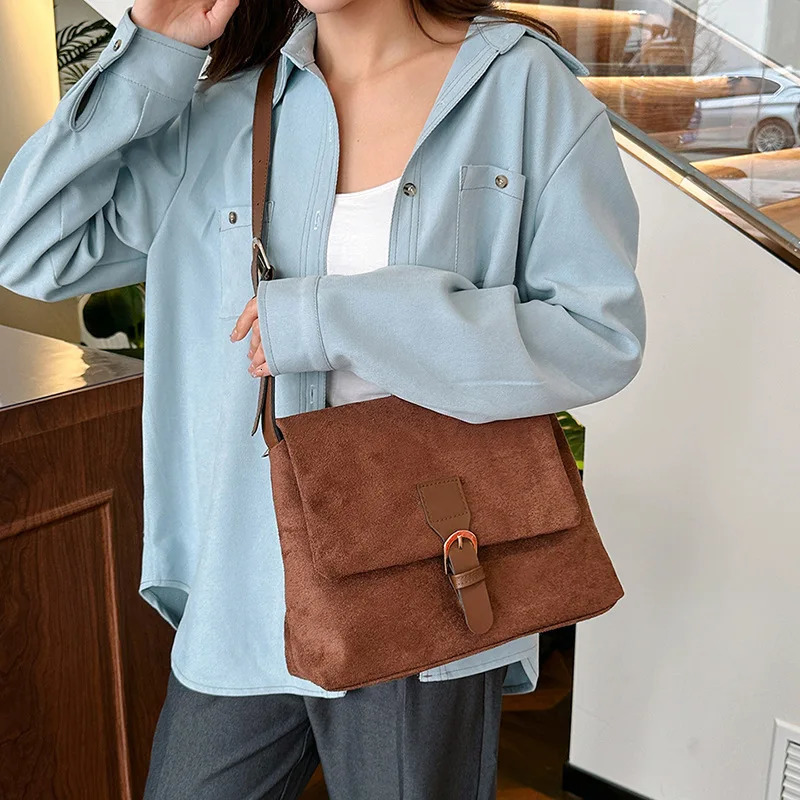 Velvet messenger bag womens fashion high capacity commuting bag simple version solid color suede shoulder cross body bag 241008