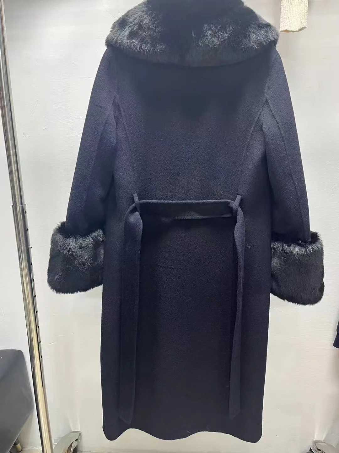 Large fur collar Wool blended woolen coat for ladies ETJ 2023 Fashion faux fur cuffs decorated long handmade belt coat for womenX241009