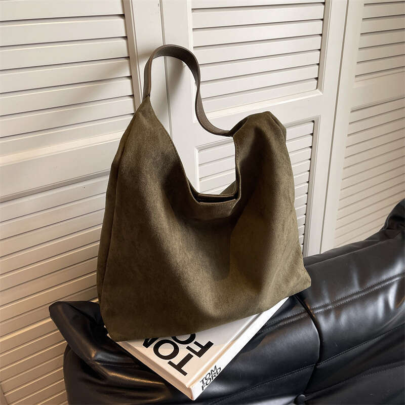 Korean version velvet for women 2024 new autumn and winter versatile shoulder bag, large capacity commuting tote bag trend