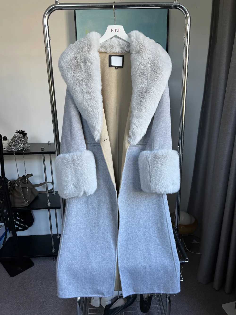 Large fur collar Wool blended woolen coat for ladies ETJ 2023 Fashion faux fur cuffs decorated long handmade belt coat for womenX241009