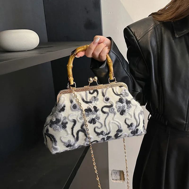 2024 Womens Velvet Shell Clip Chain Shoulder Bag er Ball Cross Body Bag Black Flower Handbag and Wallet 241008