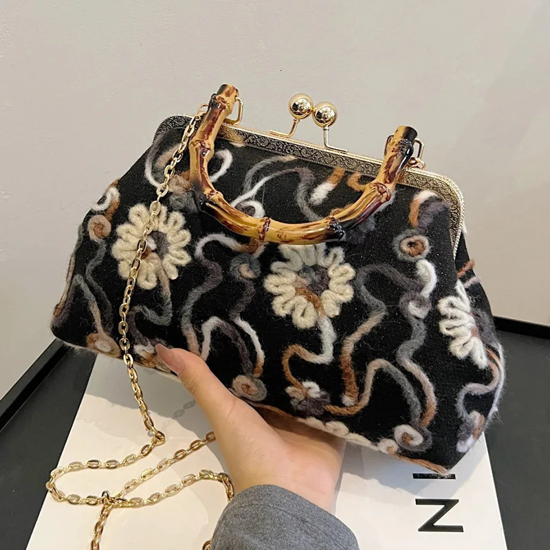 2024 Womens Velvet Shell Clip Chain Shoulder Bag er Ball Cross Body Bag Black Flower Handbag and Wallet 241008