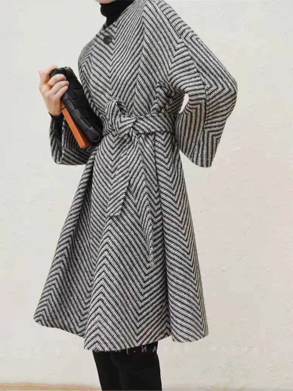 Women Black and White Zigzag Woolen Coat With Sashes Korean Trendy Loose Fitting Elegant A-Line Outerwear Female Spring StylishX241009