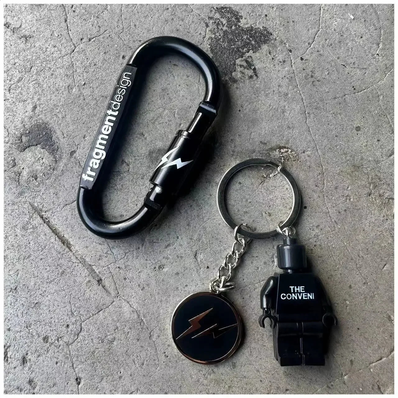 Cleanfit Minimalist Style Black and White Creative Metal Pendant Keychain Pendant Accessories Bag Pendant Key Holder Wall 241008