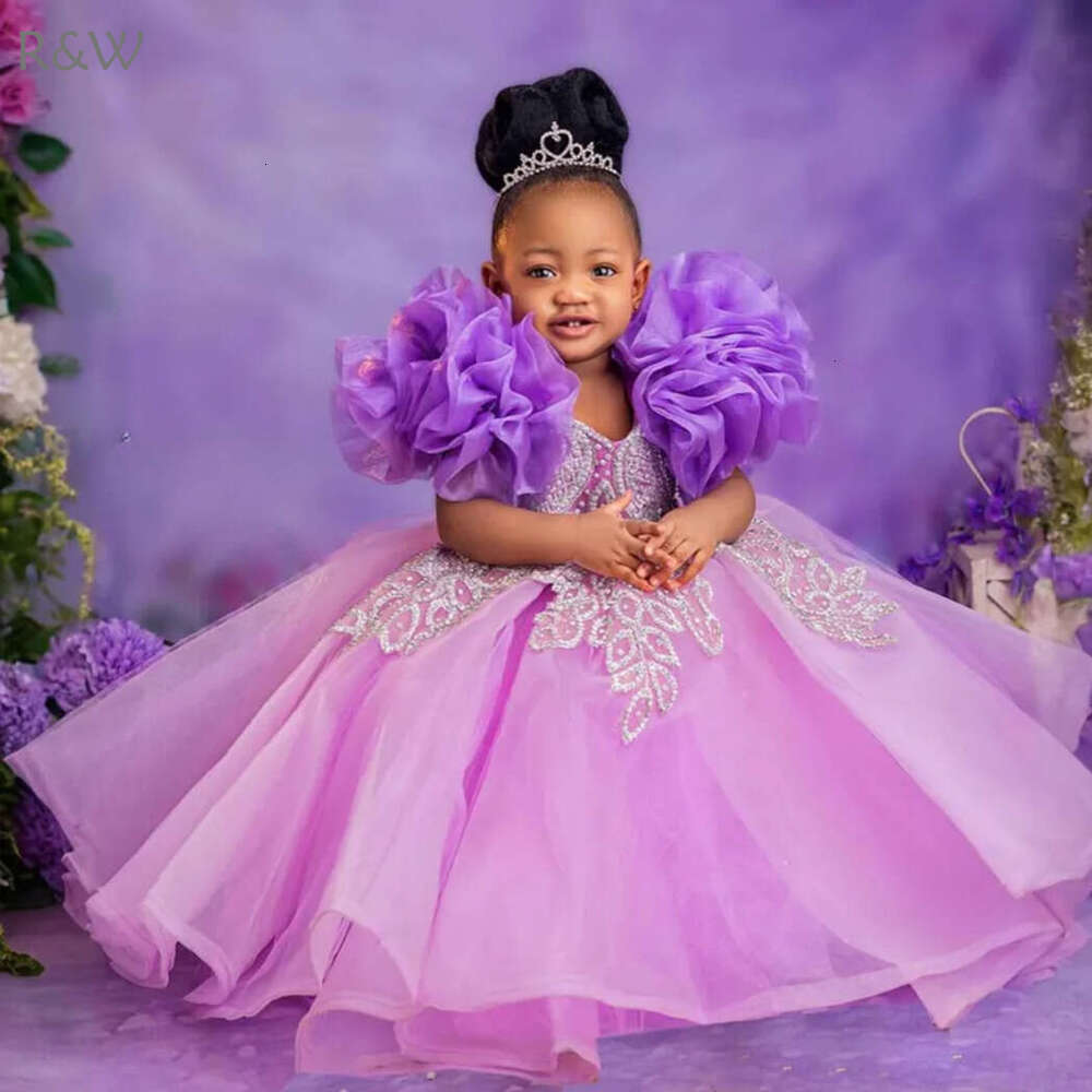 R&W 2024 Purple Little Girls Birthday wer Dresses Communion Gowns Cap Pleated Sleeves Appliqued Beaded Lace Pearls Tiered Marriage Dress for Girl F145