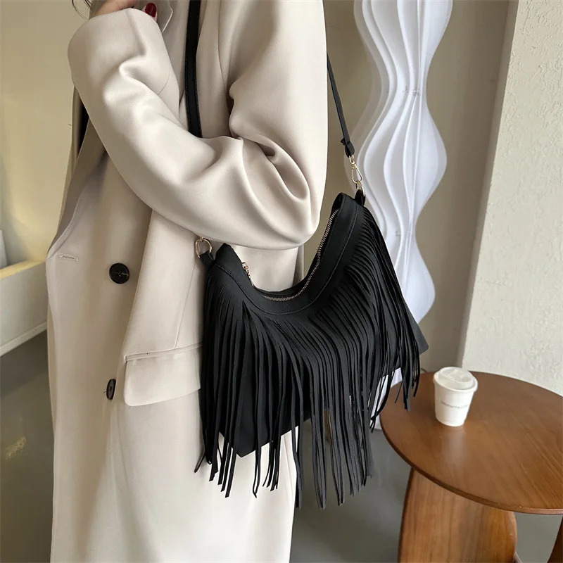 Vintage Tassel Womens Cross Bag Large Capacity Casual Edge Shoulder Bag Outdoor Travel Womens Handbag 241008