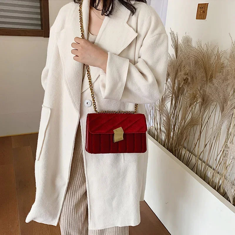 High quality gold velvet cross body bag suitable for female ers small shoulder bag chain messenger bag womens mini wallet handbag 241008