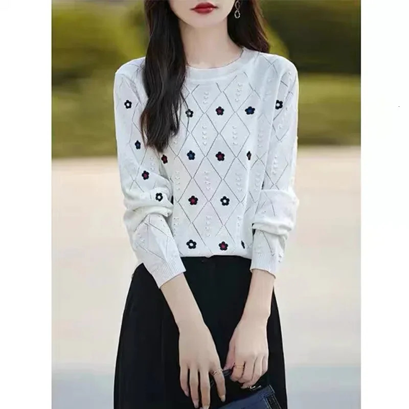 Womens commuting elegant and warm knitted top autumn winter floral Oneck loose knit soft comfortable white sweater 241007