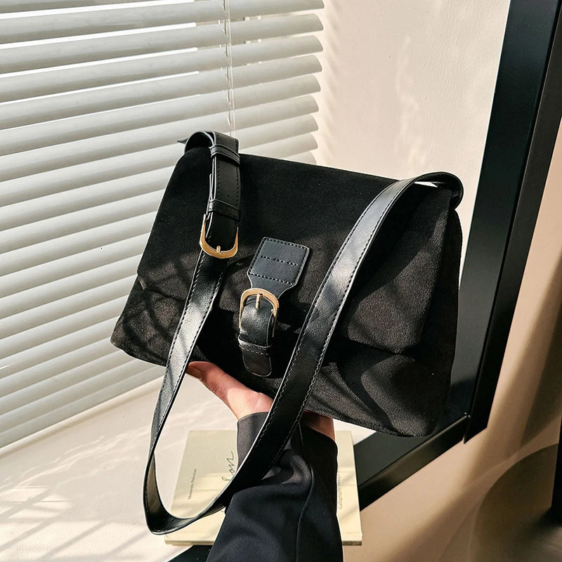 Velvet Postal Bag for Womens Fashion Capacity Bag Simple and Versatile Solid Color Suede Single Shoulder Ten Font 241008