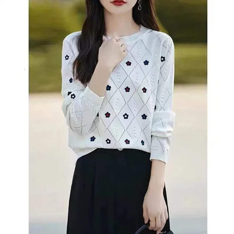 Womens commuting elegant and warm knitted top autumn winter floral Oneck loose knit soft comfortable white sweater 241007