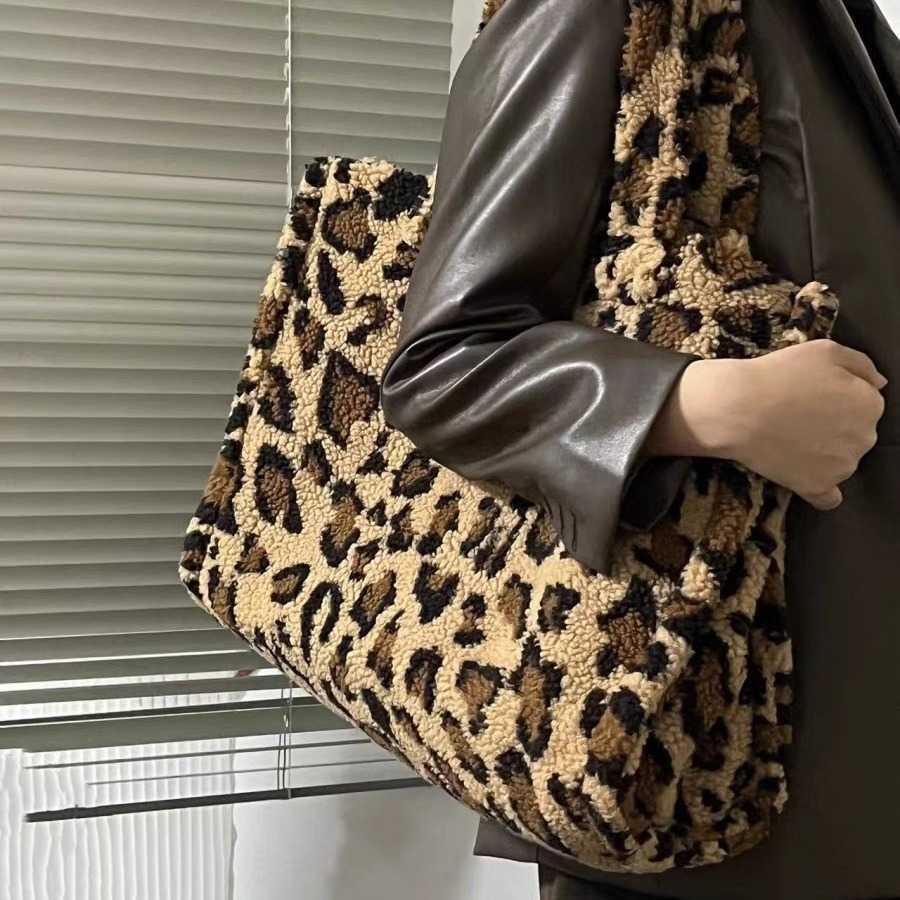 CMM 518523 Autumn Winter New Large Capacity Leopard Pattern Handbag College Student Plush Commuter Bag Lamb Wool Tote Bag Hundred