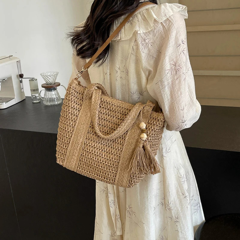 Grass beach bag summer womens handbag with tassel shoulder cross body bag suitable for womens wallets and handbags 241008