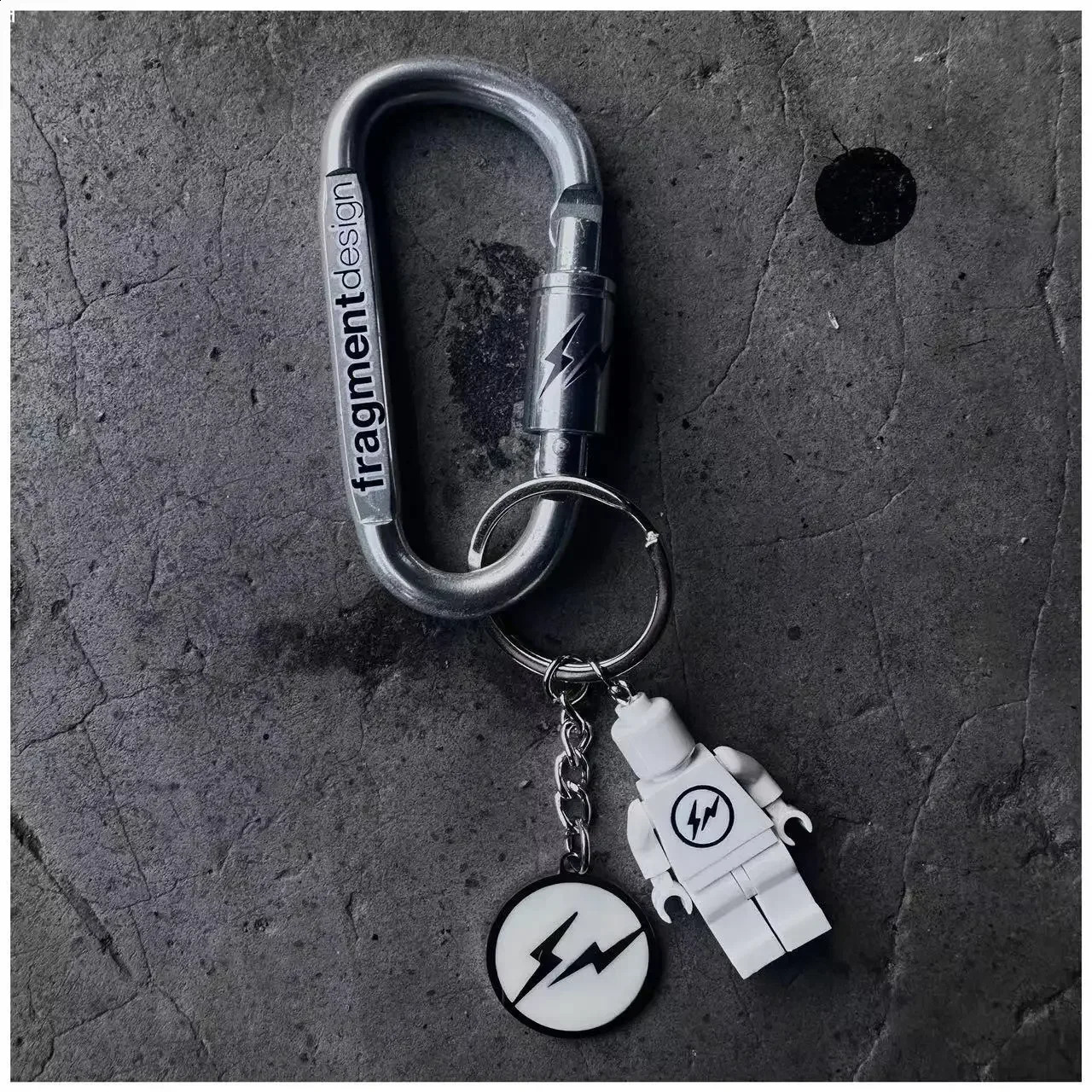 Cleanfit Minimalist Style Black and White Creative Metal Pendant Keychain Pendant Accessories Bag Pendant Key Holder Wall 241008