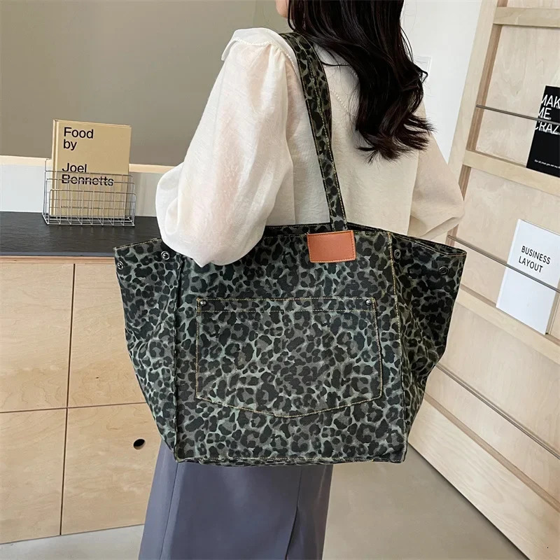 leopard print womens bag Korean fan fashionable foreign style simple shoulder bag live streaming bag 241008