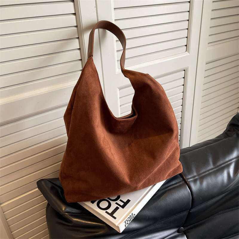 Korean version velvet for women 2024 new autumn and winter versatile shoulder bag, large capacity commuting tote bag trend